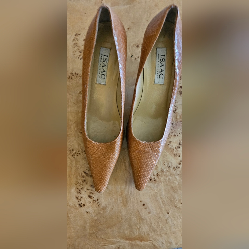 VINTAGE ISSAC    Tan Leather Textured Pointed Toe Pumps